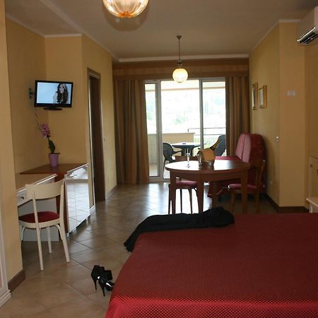 Residence Miralago Rooms & Apartments マネルバ・デル・ガルダ エクステリア 写真