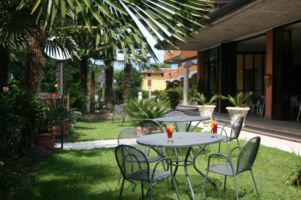 Residence Miralago Rooms & Apartments マネルバ・デル・ガルダ エクステリア 写真
