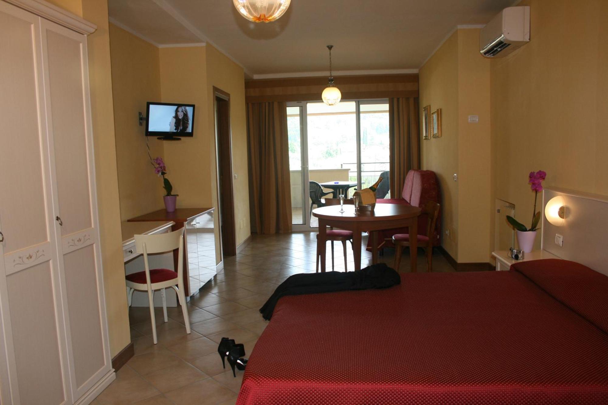 Residence Miralago Rooms & Apartments マネルバ・デル・ガルダ エクステリア 写真
