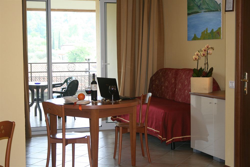 Residence Miralago Rooms & Apartments マネルバ・デル・ガルダ エクステリア 写真