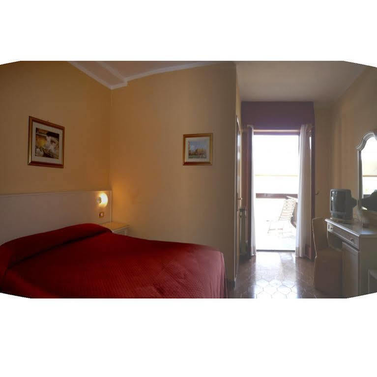 Residence Miralago Rooms & Apartments マネルバ・デル・ガルダ エクステリア 写真